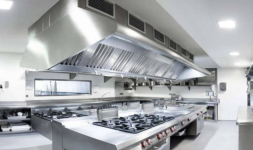 Nettoyage d'une hotte de cuisine professionnelle